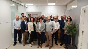 Miembros del pleno de la Cámara de Comercio de Santiago, representantes institucionales y equipo directivo de GalChimia, durante la reunión celebrada en las instalaciones de la empresa en Touro