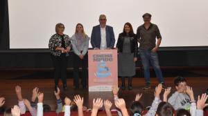 El alcalde de Ames, Blas García, junto a la diputada provincial de Cultura, Natividade González, la concejala Carmen Porto, el director del festival, Juan de Castro, y la técnica municipal María Vázquez