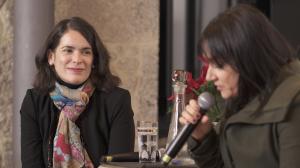 Cristina Pato escucha atentamente a la cantante Guadi Galego