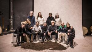 El elenco de la función durante un ensayo