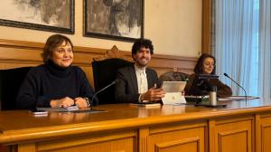 O concelleiro de Urbanismo, Iago Lestegás, presidiu no Pazo de Raxoi a mesa sectorial de vivenda na que se analizou a nova solicitude municipal para que Santiago sexa declarada zona de mercado residencial tensionado