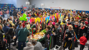 Ambiente festivo en el polideportivo municipal de Rois durante la celebración del Entroido