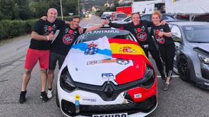 Luis Penido, junto a su equipo