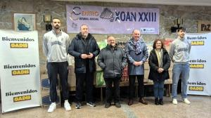 Representantes de Gadis, del Monbus Obradoiro y del Albergue Juan XXIII, durante el acto de entrega de alimentos