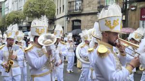 Una de las comparsas recorre la calle del Hórreo