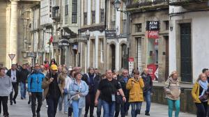 Una excursión compuesta por decenas de turistas en el Casco Histórico de Santiago