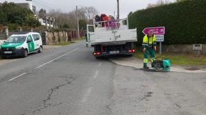 Traballadores da Brigada municipal de Obras de Ames executan a reparación de fochancas e mantemento do pavimento