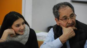Estudiantes del IES Rosalía de Castro y voluntarios del Espazo +60 participaron en un encuentro para intercambiar experiencias sobre la emigración y su impacto social