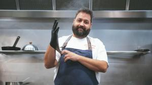 Gonzalo Pose durante una elaboración en cocina