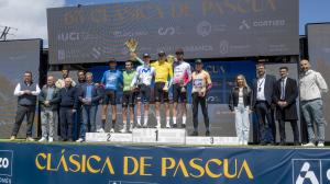 Los tres primeros clasificados en el podio de la Clásica de Pascua en Padrón