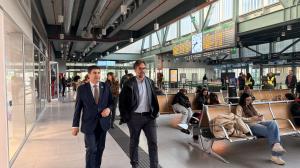 El delegado del Gobierno en Galicia, Pedro Blanco, y el presidente de Renfe, Álvaro Fernández Heredia, en la estación de tren de Santiago de Compostela