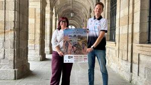 La concejala de Deportes, Pilar Lueiro, y Nacho Varela, representante de la organización, con el cartel del Duatlón Cidade de Santiago
