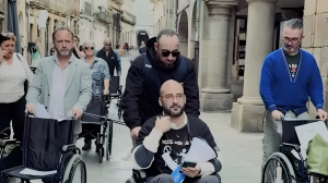 Diego Adrián Mallo, portavoz de UCIN Santiago y presidente de 'Compostela Accesible Xa!' recorriendo la ciudad para mostrar las dificultades de acceso