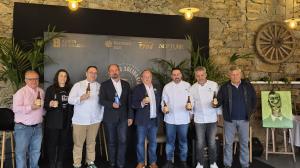 El director de Turismo de Galicia, Xosé Merelles y el responsable de Casa Barqueiro, Rogelio Rial, presidieron la presentación de la nueva edición de 'Estrelas no Camiño'