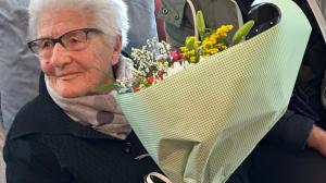 La poeta Filomena Fraga con el ramo de flores que le regaló el concello