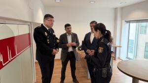 El delegado del gobierno, Pedro Blanco, y el subdelegado, Julio Abalde con los responsables de la Policía Nacional