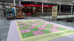 El juego ya colocado en el suelo del centro comercial