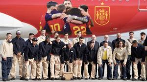 Los futbolistas integrantes de la selección española y su seleccionador, Luis de la Fuente, antes de coger el vuelo para ir al Mundial