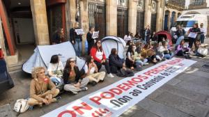 La protesta del sector textil llegó este martes a Santiago tras quince días de acampada en A Coruña, con movilizaciones ante la Confederación de Empresarios de Galicia