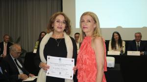 Eva Yebra-Pimentel recogiendo el premio de UPDG con la presidenta del Colexio, Esther Amaro