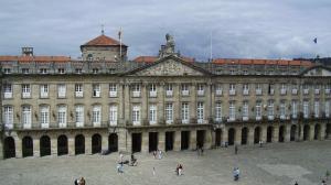 O Consorcio de Santiago vén de adxudicar as obras de rehabilitación da fachada norte do Pazo de Raxoi, unha actuación orientada a mellorar a conservación do inmoble e a súa eficiencia enerxética