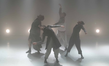 A peza, interpretada por catro bailaríns, propón un ritual contemporáneo que conecta coas tradicións e os ciclos da vida a través do movemento