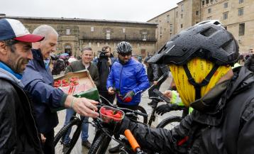 Reparto de fresas en el Obradoiro @EFE Lavandeira jr (3)