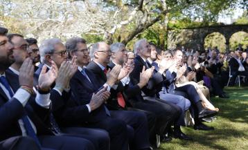 Asistentes aplauden durante la toma de posesión de Rueda @ EFE