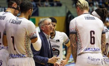 El entrenador del Obradoiro, Moncho Fernández, con sus jugadores @EFE Xoan Rey