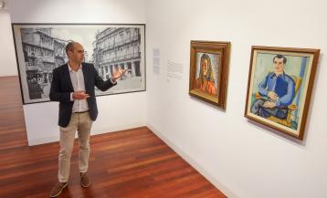 El comisario, Diego Gascón, presentó en el Centro Obra Social Abanca la exposición 'Pintura escrita. Arte e literatura. Colección Abanca' @EFE Xoán Rey (1)