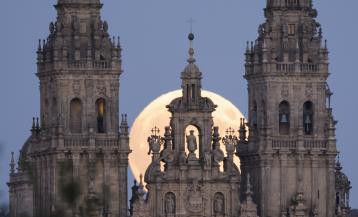 Luna llena sobre la catedral de Santiago (2)