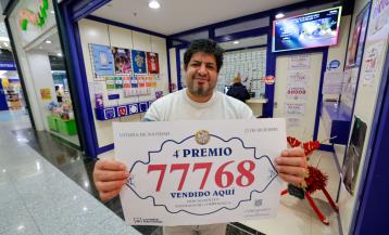 Manuel Blanco, propietario de la administración de Don Manolito de Santiago de Compostela, celebra tras haber vendido décimos del 77.768, uno de los cuartos premios de la Lotería de Navidad