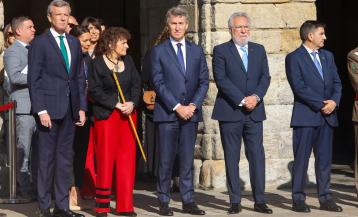 Alfonso Rueda ,, Goretti Sanmartín, Alberto Núñez Feijoo,Miguel Santalices y , Pedro Blanco, durante la ofrenda al Apóstol
