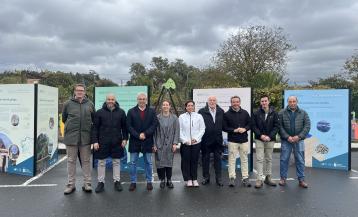 Representantes da Cámara Mineira de Galicia, autoridades locais e membros das empresas colaboradoras durante a inauguración da exposición 'Tesouros da terra' en O Pino
