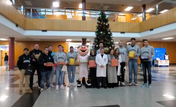 Jugadores y staff posan junto a personal médico del Clínico