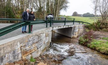 A obra da nova ponte en Domés substitúe unha infraestrutura deficiente e forma parte do Plan de Infraestruturas Rurais 2025 impulsado pola Xunta