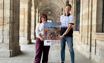 La concejala de Deportes, Pilar Lueiro, y Nacho Varela, representante de la organización, con el cartel del Duatlón Cidade de Santiago