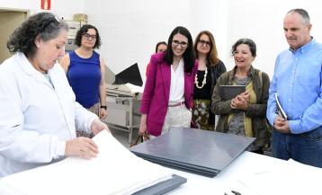 Representantes da Universidade de Santiago e da familia Vázquez López formalizaron a doazón do fondo documental do Pazo de Andeade no Arquivo Histórico da USC