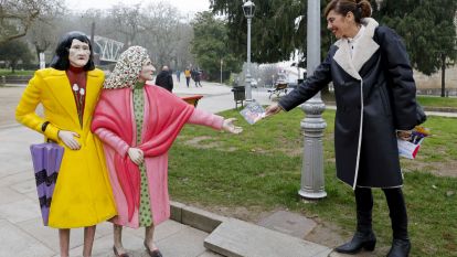 Marta Lois entrega una papeleta a las dos Marías en la Alameda de Santiago @EFE Lavandeira jr