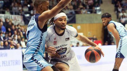 Devon Dotson con el balón ante el jugador del Andorra Jean Montero @EFE Xoan Rey