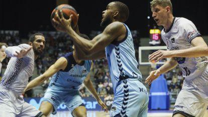 El jugador del Andorra Jen Montero busca la canasta ante los jugadores del Obradoiro Artem Pustovyi y Thomas Scruub @EFE Xoan Rey