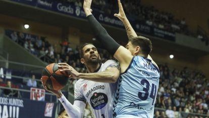 El jugador del Obradoiro Thomas Scrubb busca la canasta ante el jugador del Andorra Marin Maric @EFE Xoan Rey