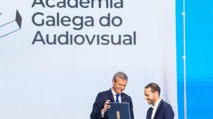 Rueda entrega a medalla ao presidente da Academia Galega do Audiovisual, Álvaro Pérez Becerra @EP Agostime