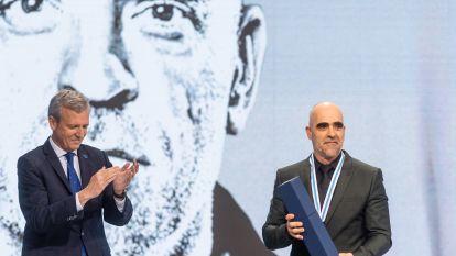 Alfonso Rueda aplaude mentres Luis Tosar amosa a distinción @EP Agostime