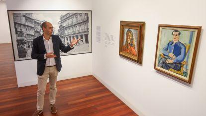 El comisario, Diego Gascón, presentó en el Centro Obra Social Abanca la exposición 'Pintura escrita. Arte e literatura. Colección Abanca' @EFE Xoán Rey (1)