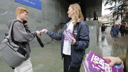 Fabiola García reparte dípticos informativos contra la violencia machista, a las puertas de la biblioteca Concepción Arenal y de la Facultad de Derecho @EFE Lavandeira jr