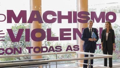 Alfonso Rueda y Fabiola García posan ante un cartel con el lema 'El machismo es violencia con todas las letras' @EFE Lavandeira jr