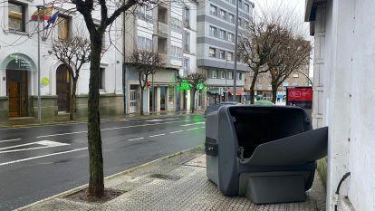 Contenedor tirado por el viento en Santiago