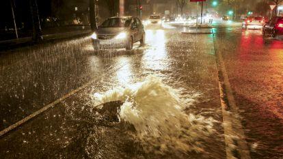 La lluvia ha dejado balsas de agua a primera hora de la mañana en varios puntos de Santiago de Compostela debido al fuerte temporal @ EFE (Xoán Rey) (3)