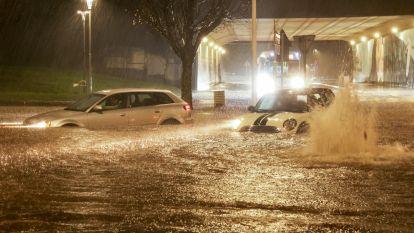 La lluvia ha dejado balsas de agua a primera hora de la mañana en varios puntos de Santiago de Compostela debido al fuerte temporal @ EFE (Xoán Rey) (5)